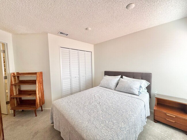 Building Photo - Winterset Condo with Gorgeous Sunset Views!