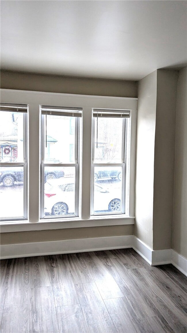 Building Photo - 502 Main St