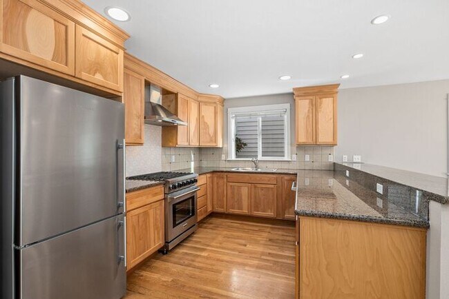Building Photo - Immaculate Urban Townhome in Famed Alaska ...