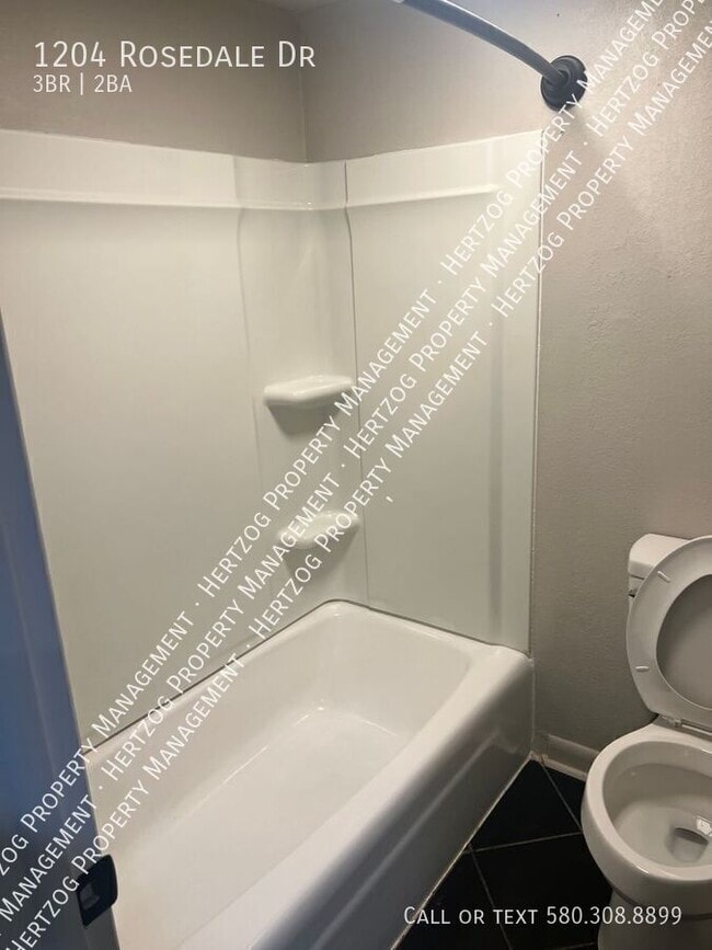 Building Photo - 1204 Rosedale Dr