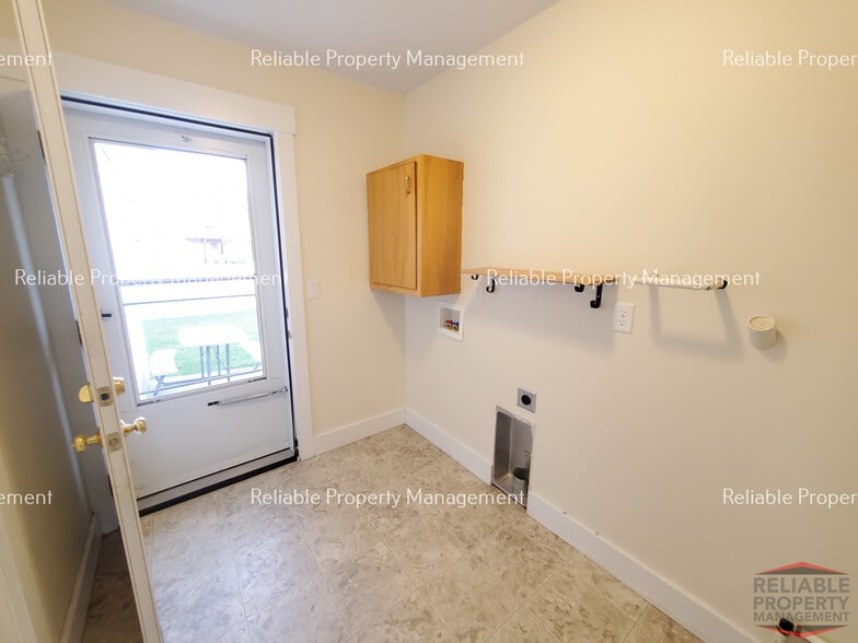 Building Photo - 381 W 1st S