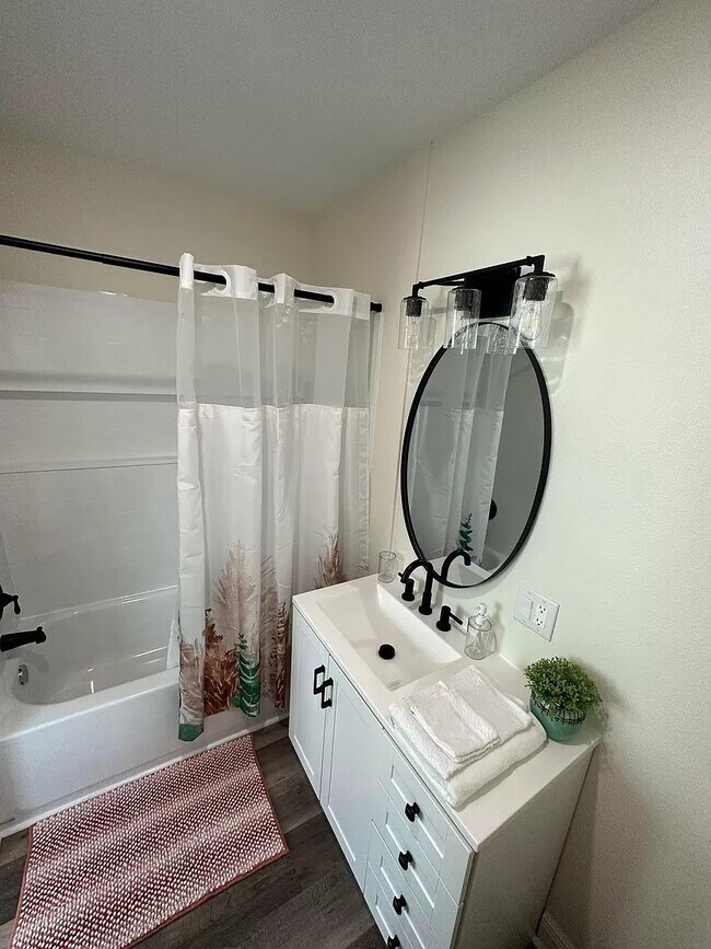 Building Photo - 939 Lakeview Rd