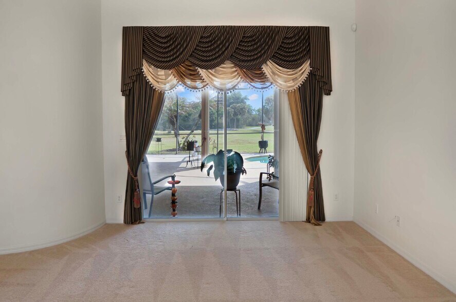 Building Photo - 215 Strathmore Cir