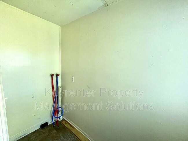 Building Photo - 410 Gooch St