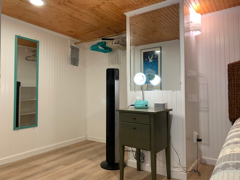 #B. Bedroom closet. 1x1 fully furnished and all bills included. Galveston TX 77550 - 4408 Avenue S 1/2