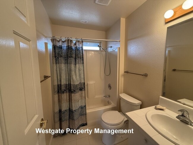 Building Photo - 821 B St