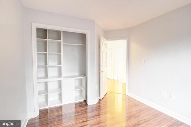 Building Photo - 9261 Ridgefield Cir