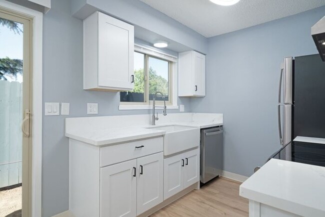 Building Photo - Recently remodeled 2 bedroom 1 bath unit! ...
