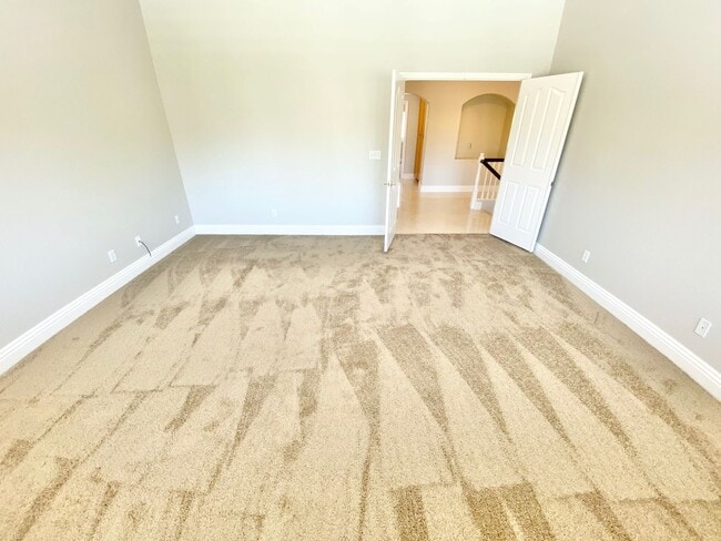 Building Photo - BEAUITFUL GATED PROPERTY 6 BEDROOMS/3 FULL...