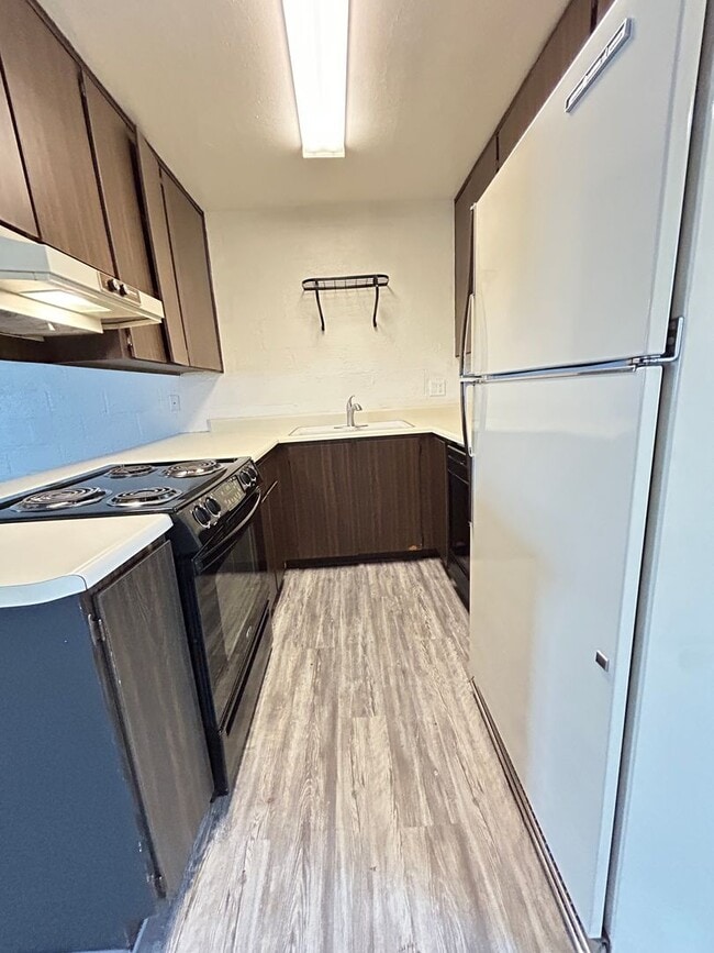 Building Photo - VERY ROOM 1 BEDROOM 1 BATH