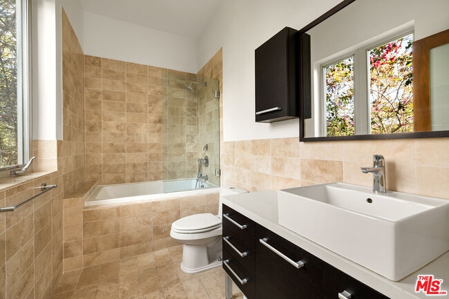 Building Photo - 3255 Fernwood Ave