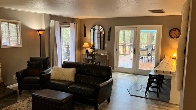 Building Photo - Furnished rental with large fenced back yard.
