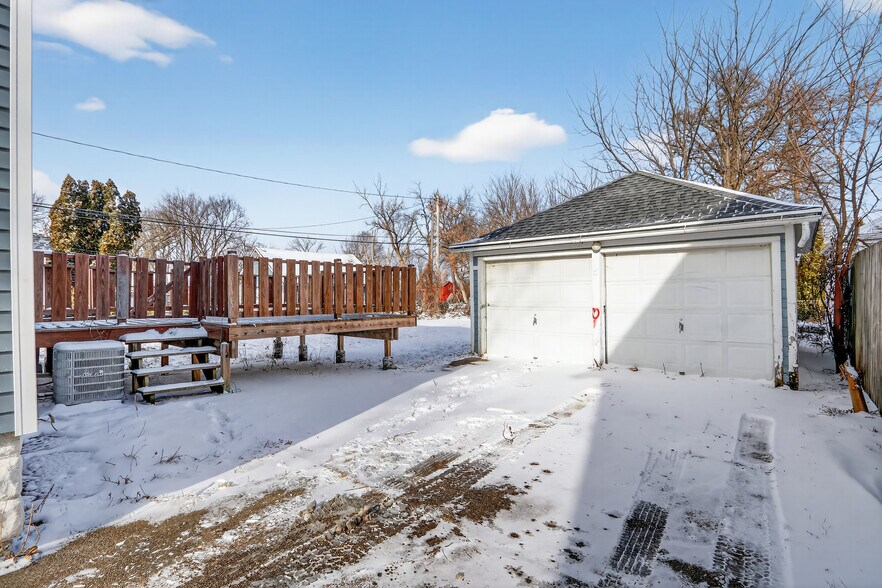 Building Photo - 428 W Delavan Dr