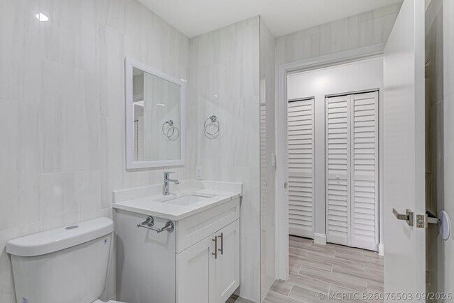 Building Photo - 1240 Summit Pl Cir