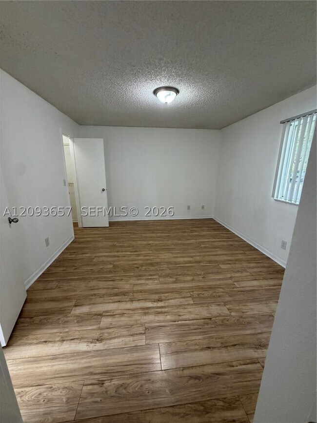 Building Photo - 565 Vista Isles Dr