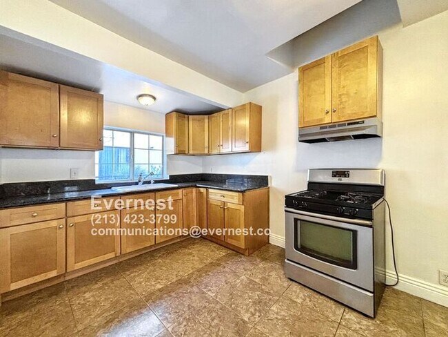 Building Photo - Charming 2-Bedroom Home with Garage and Ba...