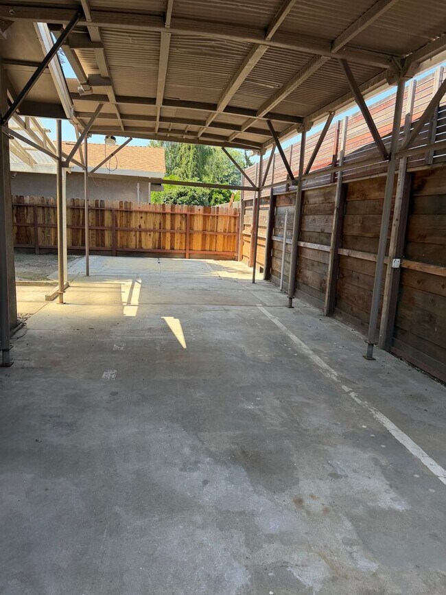 Building Photo - 3 Bedroom 2 bath with Rv Parking