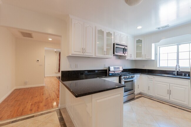 Building Photo - Beautiful 3 bedroom 2 bath with Central AC