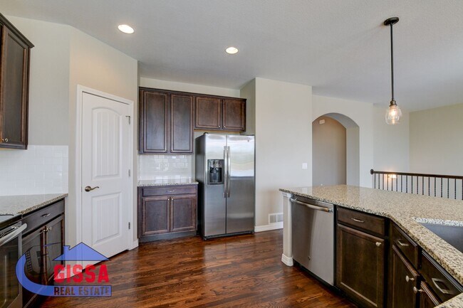 Building Photo - Beautiful home with 5 bedrooms, 4 bathroom...