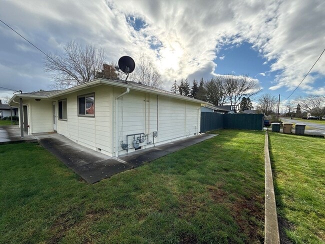 Building Photo - 411 E 3rd St