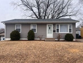 Building Photo - 3 bedroom 1.5 bath home located in the heart of Davenport! FOR RENT!