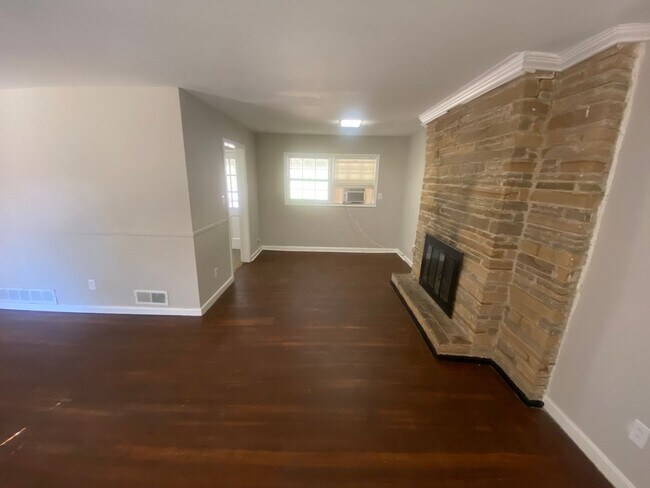 Building Photo - **ON HOLD**Near Ft. Benning. Columbus, GA  Bedroom 4 / 1 Full Bathroom & 2 Half Bathroom Home for...