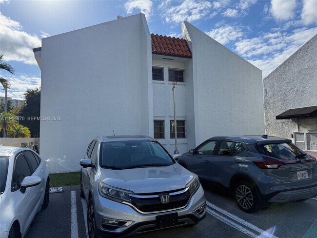 Building Photo - 1990 Brickell Ave