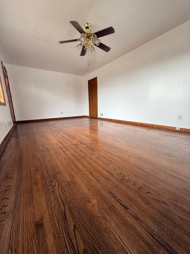 Building Photo - Cozy and New Renovated 3 Bedroom 2 Bath in...