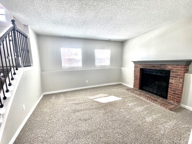 Building Photo - Lovely bi-level 3 bed/2 bath home with fen...