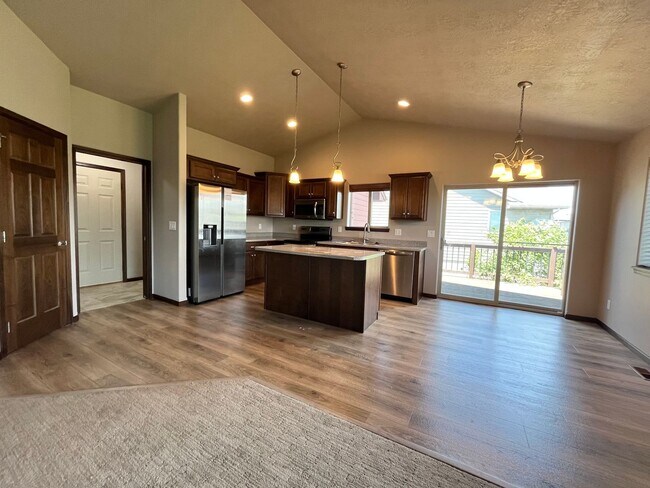 Building Photo - Gorgeous 4 Bed/3 Bath Home in Great Location!