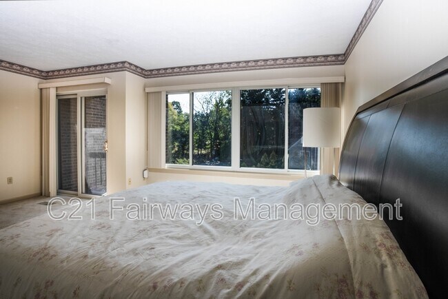 Building Photo - 804 Fairways Dr