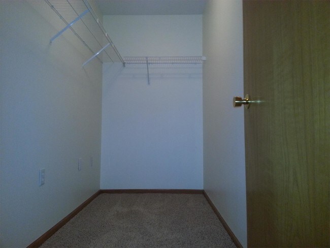 Building Photo - 6601 Creekside Dr NE