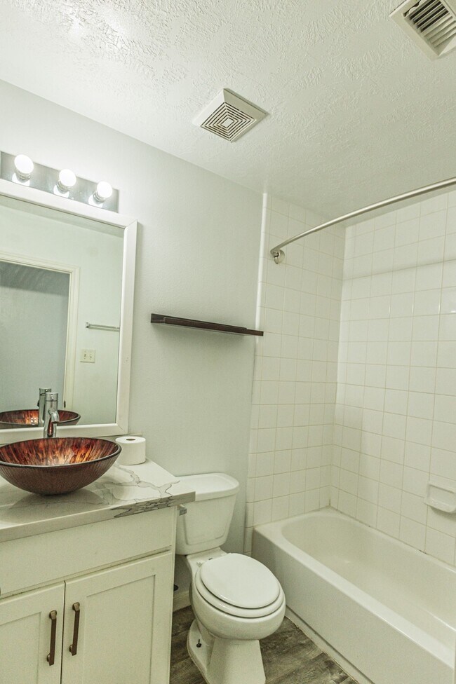 Building Photo - 19334 Strathmore Pl Ln