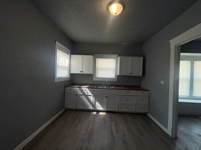 Building Photo - Charming 3-Bedroom Property in Prime Location