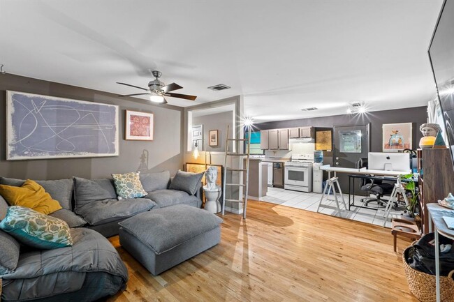 Building Photo - 3000 Fontana Dr