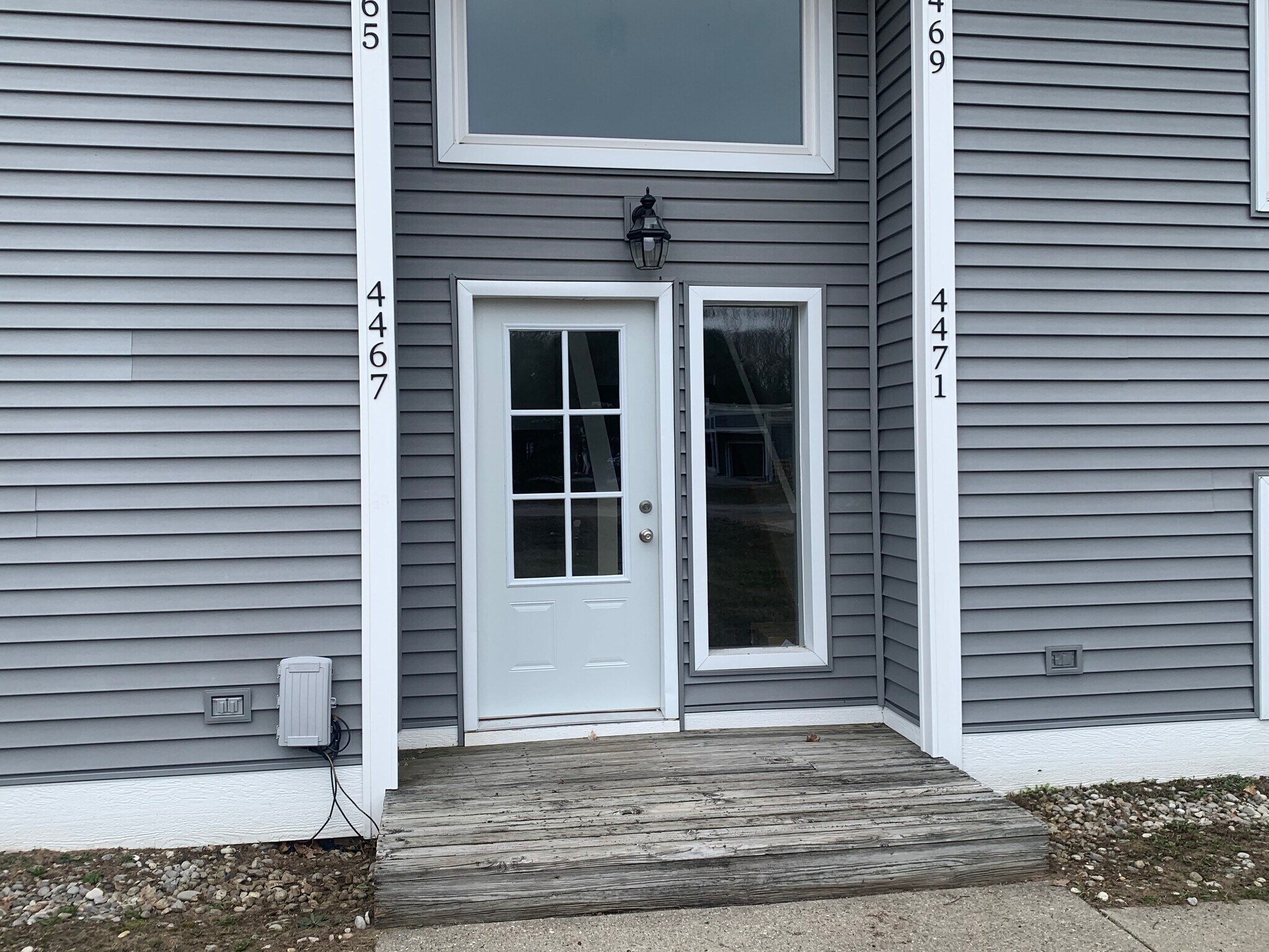 Main Entrance - 4469 Manhattan W