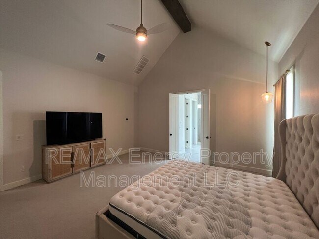 Building Photo - 440 St Claire Dr