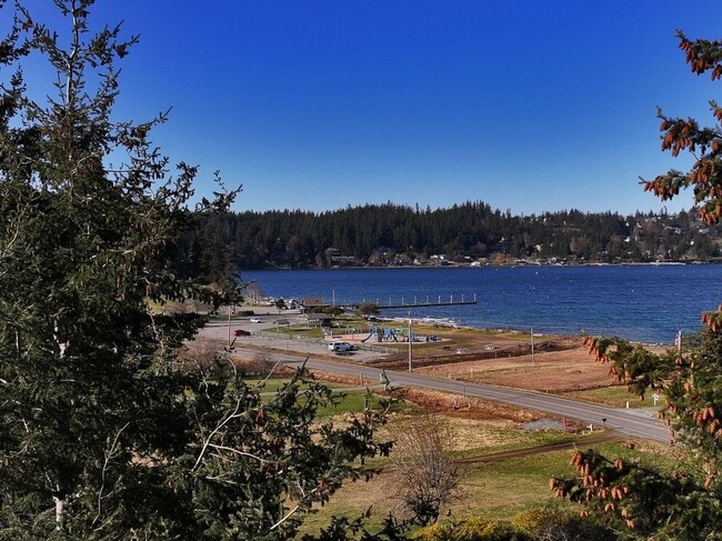 Building Photo - One Of A Kind Freeland Home with Two Seper...