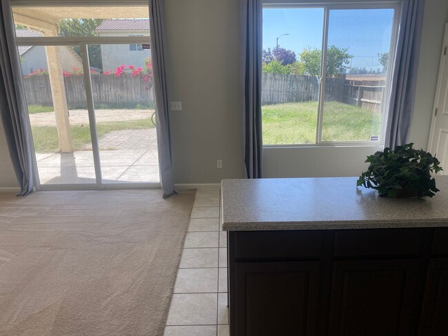 Building Photo - 5 bedroom 3 bathroom in Hanford!