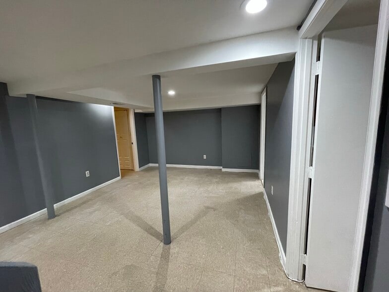 Building Photo - 216 Carnation Ct