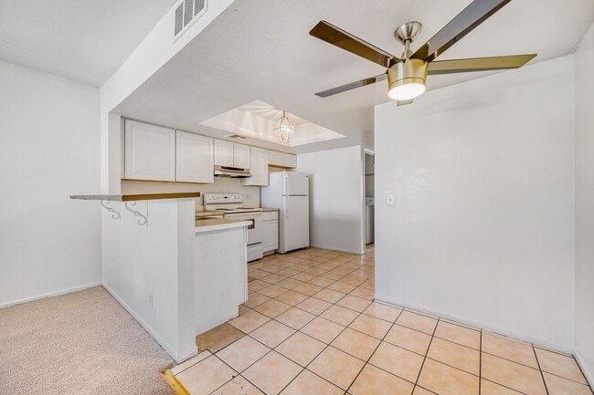 Building Photo - Cozy 2 Bedroom Upstairs Unit With Lots of Natural Light!