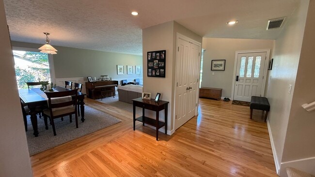 Building Photo - Pristine Single-Family Home in the Heart o...