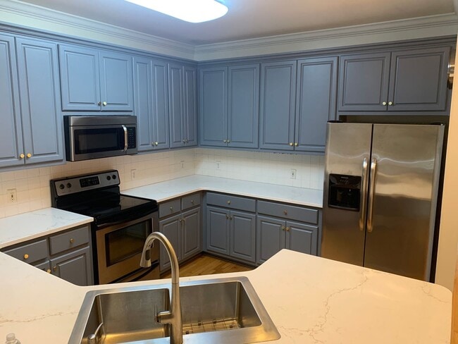 Building Photo - Spacious Townhome close to downtown Auburn...