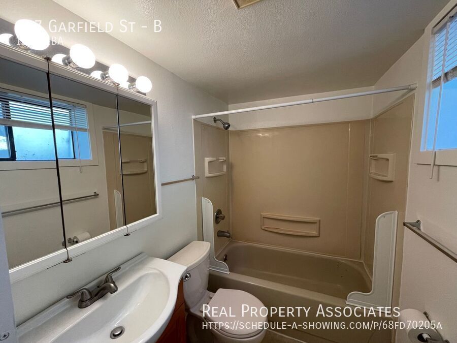 Building Photo - 457 Garfield St