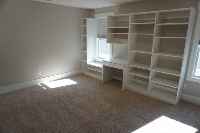 Building Photo - 4BR/3.5BA Home in the Gated Community of R...