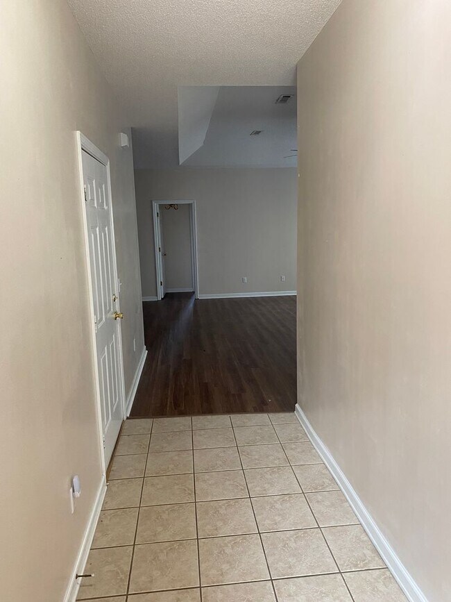 Building Photo - 115 Woodmere Dr