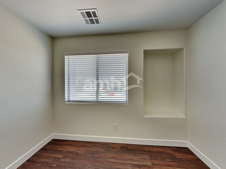 Building Photo - 5230 W Ian Dr