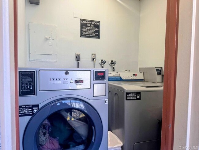 Building Photo - 128 Colonial Pkwy