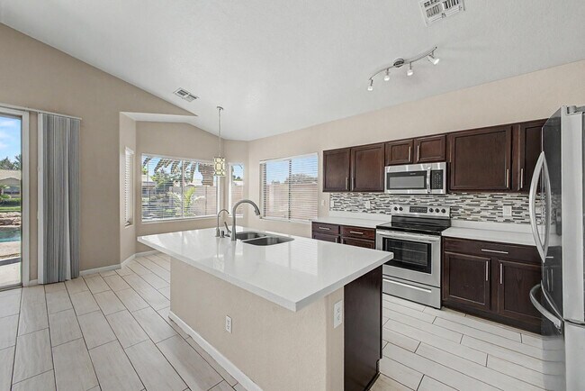 Building Photo - 1331 W Blue Ridge Ct