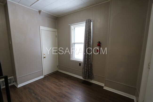 Building Photo - 502 1/2-502 1/2 S Leebrick St